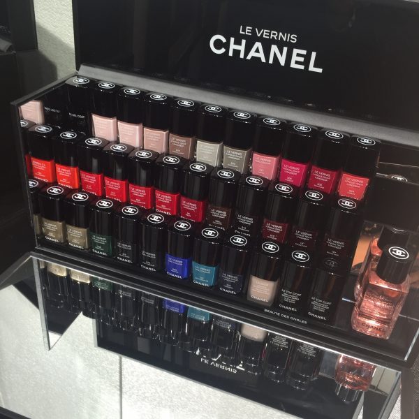 Lippenstift Display im Chanel Geschäft in Hamburg